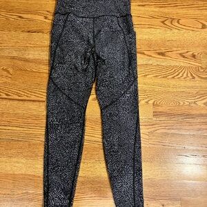 Athleta | Black and White Pattern Leggings Small EUC